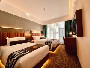 um quarto de hotel com duas camas e uma janela em James Joyce Coffetel Tianjing First Central Hospital Nankai University em Tianjin mais 252 fotografias