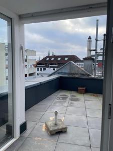 een balkon met uitzicht op een stad bij Gustavs Rooftop in Oldenburg