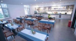 Un restaurante u otro lugar para comer en GreenTree Inn Tangshan Nanhu International Exhibition Center