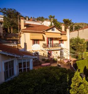 een uitzicht op een huis met een tuin bij Venetula's Mansion in Kastoria