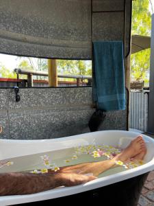 un hombre en una bañera llena de confeti en The Cabin, Ghost Gum Gully, en Thornton 62 fotos más