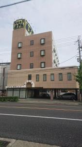 um grande edifício com um relógio em cima em Hotel Himeji Hills em Himeji