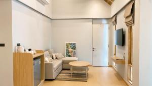 un salon avec un canapé et une table dans l'établissement rimbaymangroveresort, à Ban Khlong Tamru