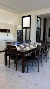 una sala da pranzo con tavolo e sedie di شاليه وجد a Shaqra