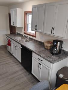 Η κουζίνα ή μικρή κουζίνα στο 5 blocks from the hospital!