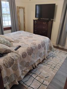 ein Schlafzimmer mit einem Bett und einem Fernseher auf einer Kommode in der Unterkunft 5 blocks from the hospital! in Bismarck + 12 Fotos