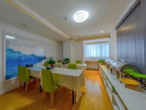 Un lugar para sentarse en Shell Hotel Huaibei Jinying Plaza Long Distance Bus Station