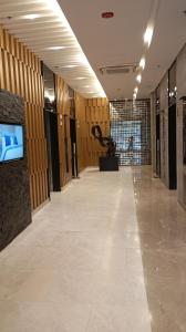ein leerer Flur in einem Gebäude mit einer Skulptur in der Unterkunft Sea Residences Moa Staycation- EVEREST in Sampong