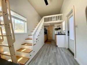 Kuchyň nebo kuchyňský kout v ubytování CampTinyHomes + 47 fotografií