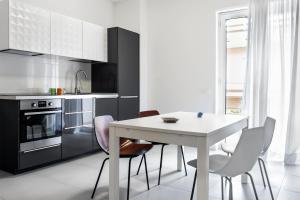 A kitchen or kitchenette at SH Home