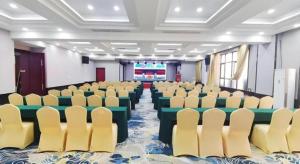 ein Konferenzraum mit Stühlen und Tischen in der Unterkunft Borrman Hotel Liuzhou High-Speed Railway Station in Liuzhou