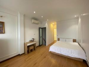 Un pat sau paturi într-o cameră la Eco Hotel Tran Hung Dao