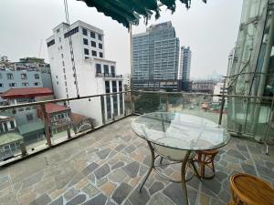 Un balcon sau o terasă la Eco Hotel Tran Hung Dao