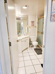 Et badeværelse på Waikiki ilikai Tower with Parking option