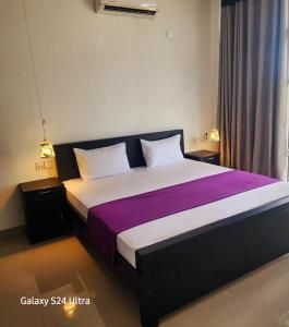 Un dormitorio con una cama con sábanas moradas y blancas. en Tiny Villa Homestay - Only For Foreign Bookings, en Kurunegala 61 fotos más