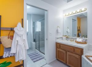 Koupelna v ubytování Heaven Heights - HotTub, Pet Friendly, EV Outlet, Pool Table, Game Room, BBQ, FirePit, Library + 46 fotografií