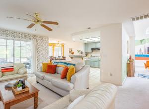 Kuchyň nebo kuchyňský kout v ubytování Heaven Heights - HotTub, Pet Friendly, EV Outlet, Pool Table, Game Room, BBQ, FirePit, Library