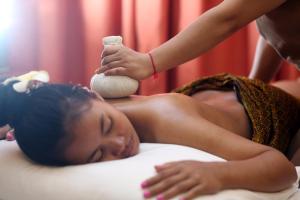 een vrouw die op een bed ligt en een massage krijgt bij Siem Reap Urban Boutique Hotel in Siem Reap +59 foto's
