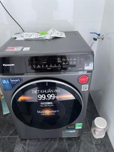 Un grille-pain est disponible sur un comptoir. dans l'établissement Habi Homestay Doc Let, 