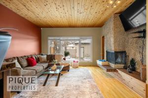 Et tv og/eller underholdning på Urban Oasis - with 16ft Swim Spa - Heated Hot Tub & Pool