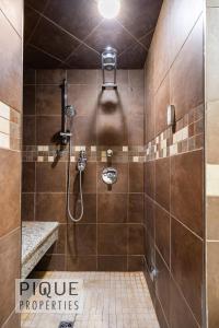 Et badeværelse på Urban Oasis - with 16ft Swim Spa - Heated Hot Tub & Pool