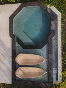 ein Gemälde von drei Treppenstufen in einem Rahmen in der Unterkunft Cactus Village Penida in Nusa Penida