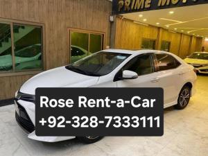 カラチにあるFamily Rose Guest House Millenniumの車商の前に駐車した白車