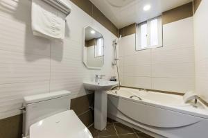 a bathroom with a toilet and a sink and a bath tub at 부띠끄 이틀호텔 in Cheongju +15 photos