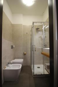 Un baño con ducha, inodoro y lavabo. en Hotel Salieri, en Legnago