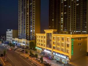 El edificio en el que está el hotel 154 fotos más