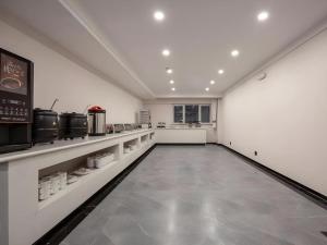 Una cocina o cocineta en Green Tree Inn Express Heze University Town