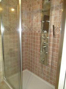 um chuveiro com uma porta de vidro na casa de banho em Residenza Sant'Antonio em Deliceto