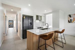 Кухня или мини-кухня в Haven at Kinma - Home in Kinma Valley Estate
