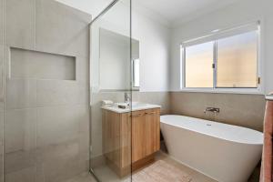 Ванная комната в Haven at Kinma - Home in Kinma Valley Estate +11 фотографий