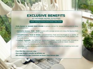 ein Ausstellungsschild im Fenster eines Hotels mit Suiten in der Unterkunft Hoiana Hotel & Suites in Hoi An