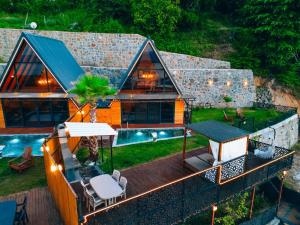 Bazén v ubytování Bungorise Bungalov nebo v jeho okolí