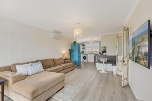 Μια τηλεόραση ή/και κέντρο ψυχαγωγίας στο Unit 1 3 Tuross Lane Relaxing Bermagui Getaway