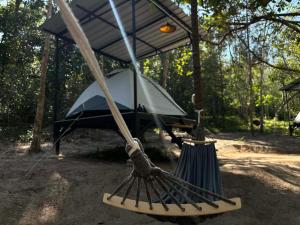 une tente avec un balai devant dans l'établissement Ko Kut Nature Camp, à Ko Kood 13 autres photos
