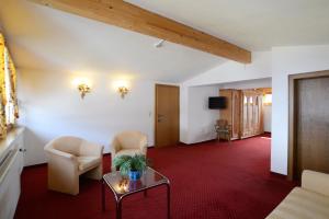 a room with two chairs and a table in a room at Sonneck Ferienhaus & Gruppenhaus 1450m am Hochzeiger im Pitztal in Jerzens