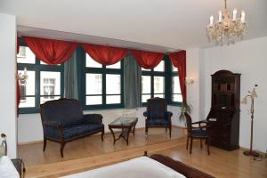 a living room with two chairs and a table at Altstadthotel Garni Schlundhaus & Rautenkranz in Meiningen