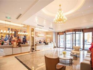 um lobby de hotel com um lustre em Vienna Hotel Tianjin Jinzhong Street em Tianjin