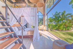 ein Schlafzimmer mit einem Bett und einer Hängematte in einem Haus in der Unterkunft The Castle Uluwatu - Ocean View Luxury villa in Uluwatu + 9 Fotos