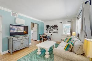 ein Wohnzimmer mit Sofa und Flachbildfernseher in der Unterkunft Bungalow Beach Place 9 in Clearwater Beach