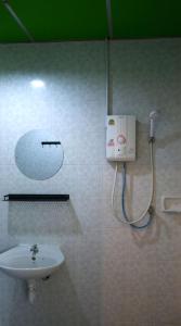 Ένα μπάνιο στο COWORX Koh Lanta