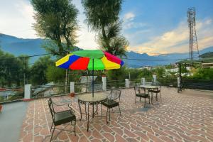 Cảnh núi rừng hoặc tầm nhìn ra núi từ khách sạn