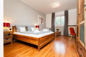 ヘルシング・アム・アンマーゼーにあるARTHOTEL Herrschingのベッドと机と椅子のある寝室 +58枚の写真