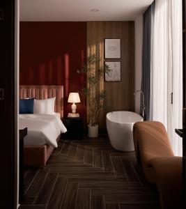 um quarto de hotel com uma cama e uma banheira em Lovera Hotel Airport em Cidade de Ho Chi Minh