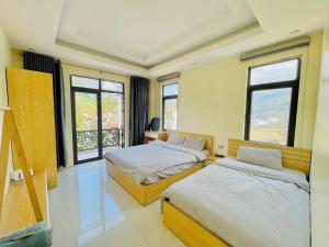 twee bedden in een kamer met twee ramen bij The 1996 House in Lao Cai +41 foto's