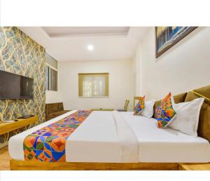 印多尔HOTEL SiGNOR的房间里有一张大床的卧室