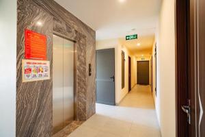 einen Flur in einem Krankenhaus mit Schild an der Wand in der Unterkunft Như Ý Hotel Tây Ninh in Tây Ninh + 51 Fotos